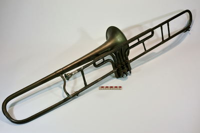 878227 Afbeelding van een ventieltrombone, die bespeeld is door leden van de familie Veerman in 'Utrechtsch ...